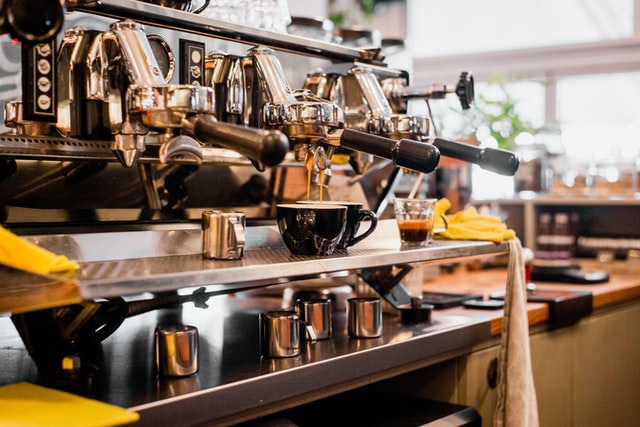 Gambar mesin kopi yang sedang beroperasi